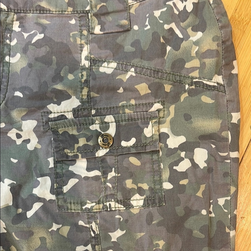 Guess Women's Green-Gray Camouflage Straight Leg Pants size 29 Mid Rise - Picture 5 of 11